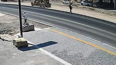 Mersin'de Feci Kaza: Ehliyetsiz Sürücü Yayaya Çarptı, Genç Kadın Ağır Yaralı