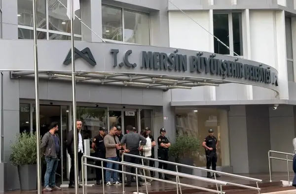 Mersin'de belediyelere yönelik yolsuzluk operasyonu kapsamında gözaltına alınanlar