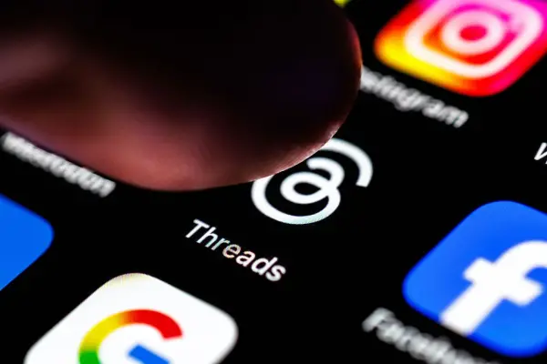 Threads uygulamasında Meta AI ile sohbet eden bir kullanıcının akıllı telefon ekranı