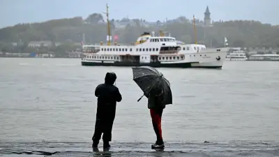 Meteoroloji haritasında Türkiye'nin batısında turuncu ve sarı kodlu uyarı bölgeleri ve İstanbul, İzmir gibi kıyı şehirlerinde yoğun yağmur sembolleri.