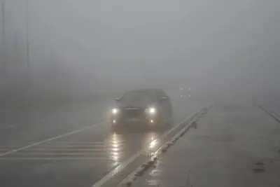 Türkiye haritası üzerinde yağmur ve sis ikonları gösteren hava durumu tahmini.