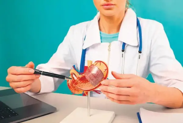 Mide rahatsızlıkları nedeniyle baş ağrısı çeken bir kişi