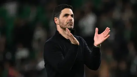 Mikel Arteta'nın Arsenal ile 2030'a kadar sözleşme imzalarken çekilmiş fotoğrafı