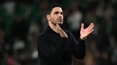 Mikel Arteta'nın Arsenal ile 2030'a kadar sözleşme imzalarken çekilmiş fotoğrafı