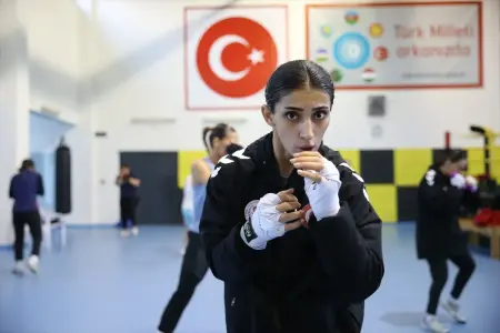 Milli boksör Pınar Benek antrenman sırasında