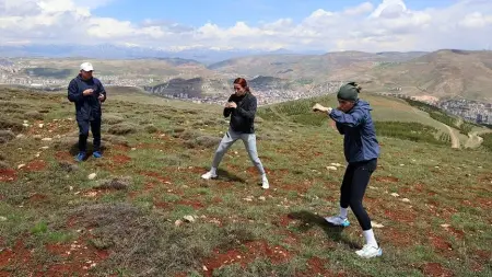 Milli boksörler Hatice Akbaş ve Esra Yıldız Kahraman antrenman yaparken