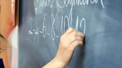 Milli Eğitim Bakanlığı binası önünde veya öğretmenlerin çalıştığı bir okulda resmi bir duyuru panosu