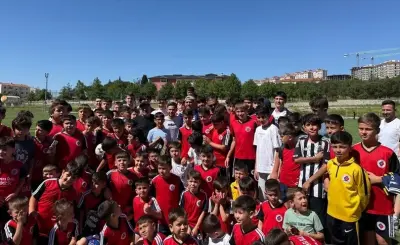 Milli Futbolcu Cengiz Ünder, Memleketi Balıkesir'de Genç Yeteneklerle Buluştu