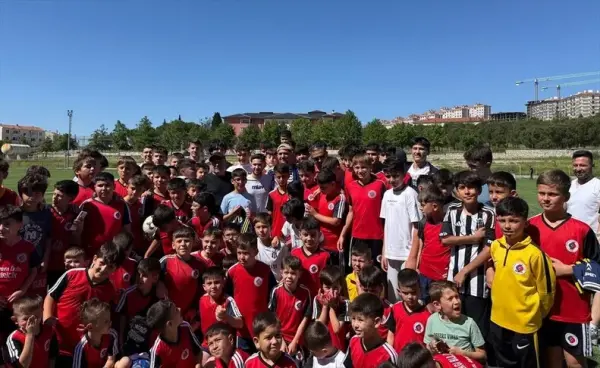 Milli futbolcu Cengiz Ünder, Balıkesir'deki futbol akademisinde genç sporcularla sohbet ediyor.