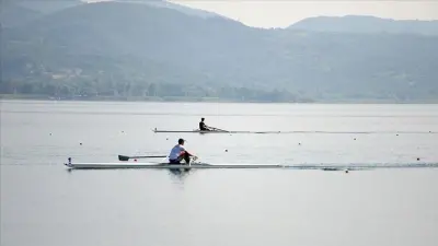 Milli kürekçi Ömer Sefa Polat, Bled'de kazandığı yarışın ardından Türk bayrağı ile zaferini kutluyor.