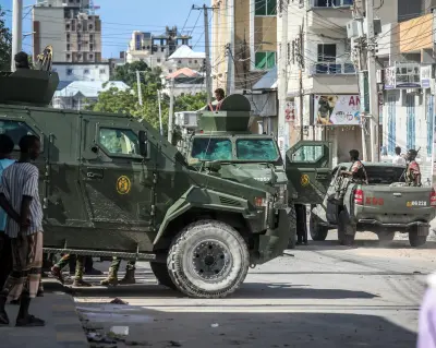 Mogadişu'da Siyasi Kriz Silahlı Çatışmaya Dönüştü: Siviller Bölgeyi Terk Ediyor
