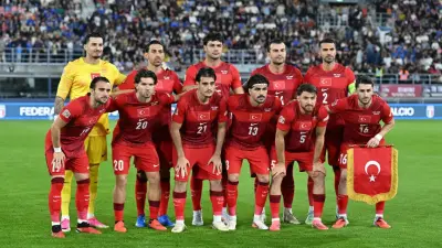 A Milli Futbol Takımı Teknik Direktörü Vincenzo Montella, İtalya maçında saha kenarında talimat verirken