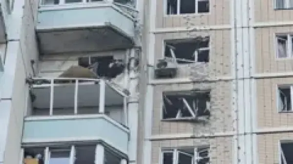 Moskova bölgesine düzenlenen İHA saldırısı sonrası hasar gören bir bina veya enkaz görüntüsü