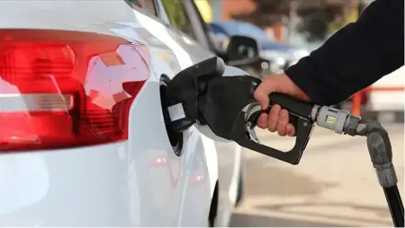 Akaryakıt istasyonunda güncellenmiş fiyat tabelası
