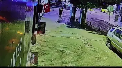 Muğla'da Türk Bayrağını Yakan Kadın Aranıyor: Emniyet Harekete Geçti