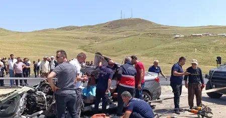 Muş Varto'da Kamyon ve Otomobil Çarpışması Sonrası Feci Kaza