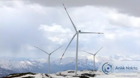 Muş Kurtik Dağı'ndaki rüzgar enerjisi santrali türbinleri