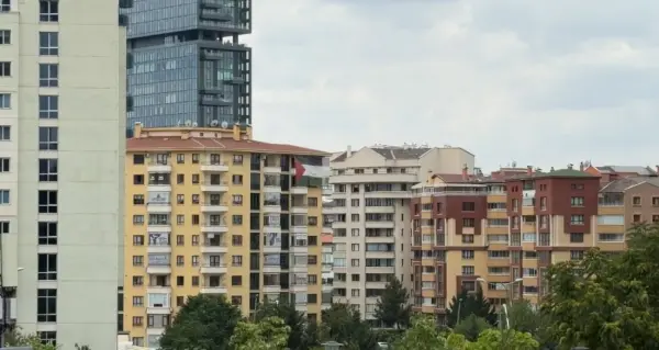 Ankara'da NATO Zirvesi öncesi Trump'ın oteli karşısında asılan Filistin bayrağı