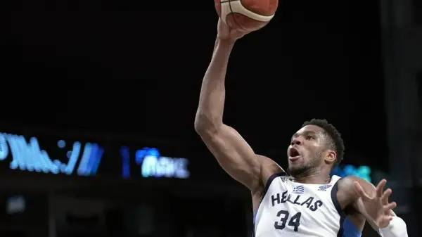 Giannis Antetokounmpo'nun Miami Heat formasıyla basın toplantısında görüntülenmesi