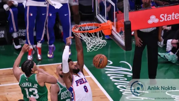 Philadelphia 76ers oyuncuları Joel Embiid ve Tyrese Maxey, Boston Celtics maçında sevinç yaşarken.