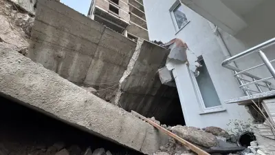 Nevşehirde istinat duvarı çöktü: Apartman ve anaokulu tahliye edildi