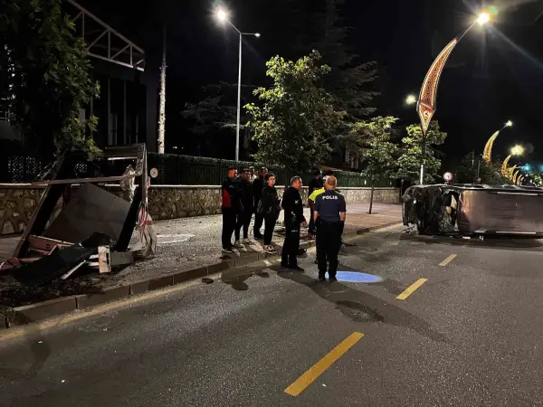 Niğde'de devrilen hafif ticari araç ve olay yeri incelemesi