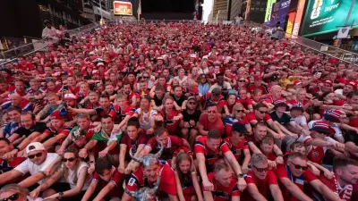 Norveçli Taraftarlardan Times Meydanı'nda Görkemli Viking Gösterisi