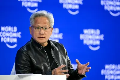 Nvidia CEO'su Jensen Huang sahnede telefonla konuşurken