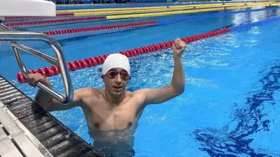 Otizmli yüzücü Alper Akgül havuzda yarışırken