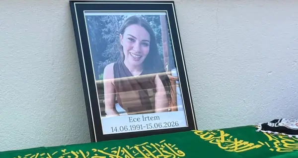Oyuncu Ece İrtem'in Kuşadası'ndaki cenaze töreninden bir kare