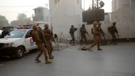 Pakistan'da karakol saldırısı sonrası enkaz görüntüleri