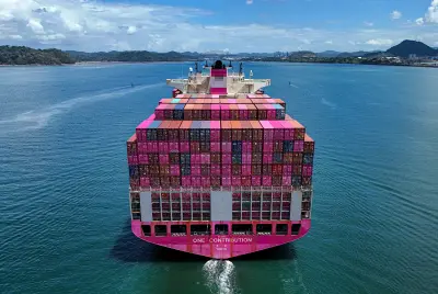 Panama Kanalı'ndan geçen büyük bir konteyner gemisi ve düşük su seviyeleri