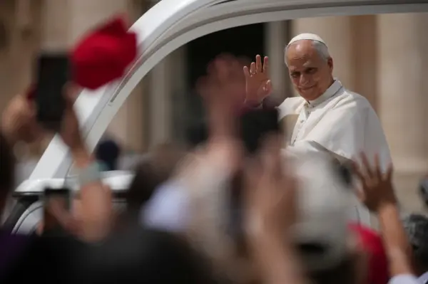 Papa Leo'nun İspanya'da göçmenlerle buluşmasını temsil eden soyut görsel