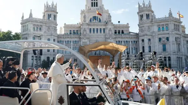 Papa Leo XIV'ün Madrid'deki açık hava ayininde toplanan devasa kalabalık