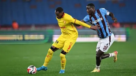 Trabzonspor ve Göztepe futbolcuları Papara Park'ta maç sırasında top mücadelesi veriyor.