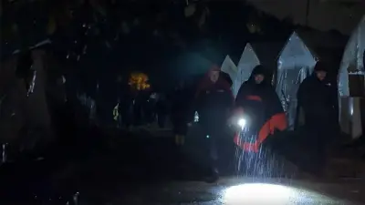 Pendik'te sel sularına kapılan otomobil ve arama kurtarma ekipleri