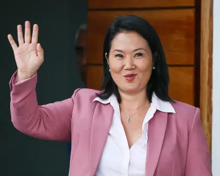 Peru'nun yeni devlet başkanı Keiko Fujimori'nin halka hitap ederken çekilmiş bir fotoğrafı.