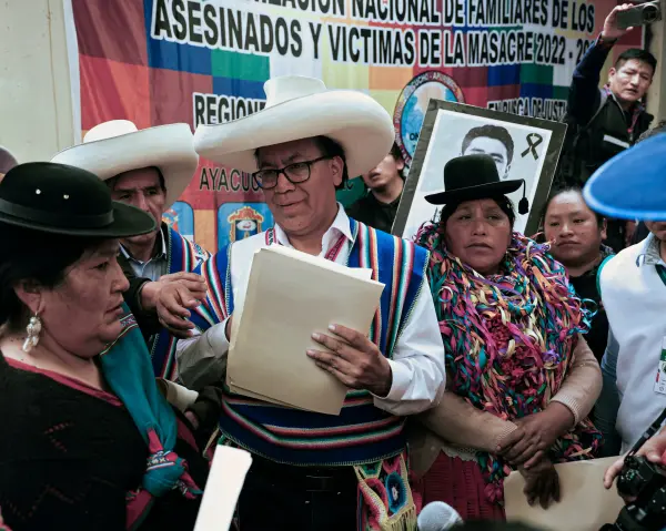 Peru'da seçim kampanyası yürüten Keiko Fujimori ve Roberto Sánchez'in karşı karşıya geldiği siyasi kutuplaşmayı temsil eden görsel.