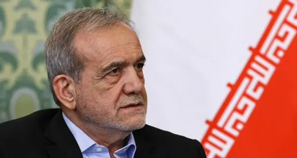 İran Cumhurbaşkanı Mesud Pezeşkiyan, Pakistan'da açıklamalarda bulunuyor.