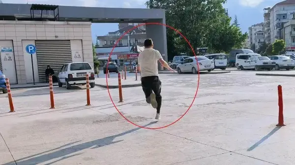 Polis tarafından yakalanan şüphelinin hastane önünde kelepçelenmesi