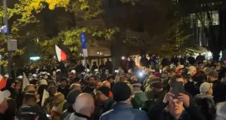 Polonya Anayasa Mahkemesi binasına polis operasyonu
