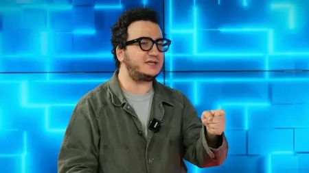 Prof. Dr. Oytun Erbaş stüdyoda konuşma yaparken