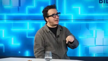 Prof. Dr. Oytun Erbaş, bir stüdyoda konuşurken