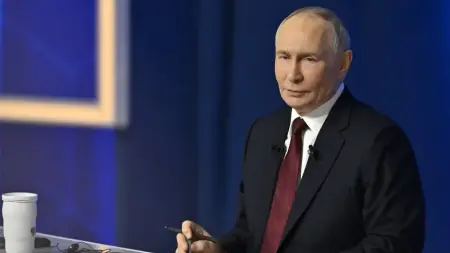 Rusya Devlet Başkanı Vladimir Putin gazetecilere açıklama yaparken