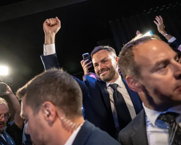 Quebec seçimlerinde zaferini kutlayan Parti Québécois lideri Paul St-Pierre Plamondon