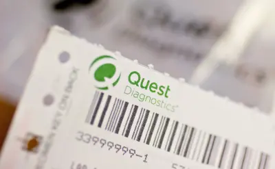 Quest Diagnostics'in siber saldırısı sonucu hasta kayıtlarının tehlikeye girmesini gösteren bir görsel.