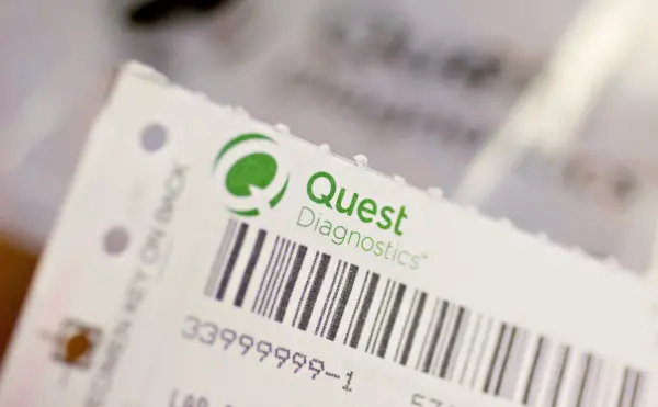 Quest Diagnostics'in siber saldırısı sonucu hasta kayıtlarının tehlikeye girmesini gösteren bir görsel.
