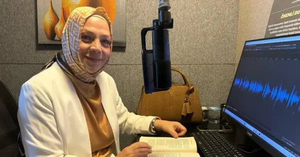 Rami Kütüphanesi'nde gönüllü seslendirmen ve sesli kitap dinleyen görme engelli birey