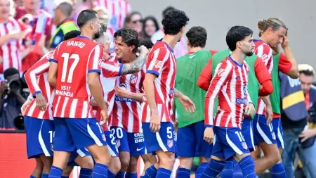 Atletico Madrid ve Real Madrid oyuncuları arasındaki mücadele