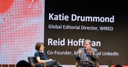 Reid Hoffman sahnede konuşma yaparken